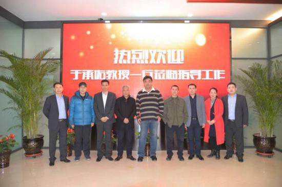 受聘专家与吉林文交所领导在一楼大厅合影留念