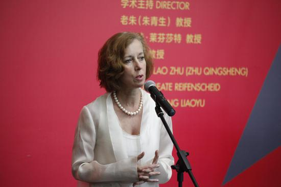 本次展览学术主持之一德国路德维希美术馆馆长贝阿特·莱芬莎特博士致辞