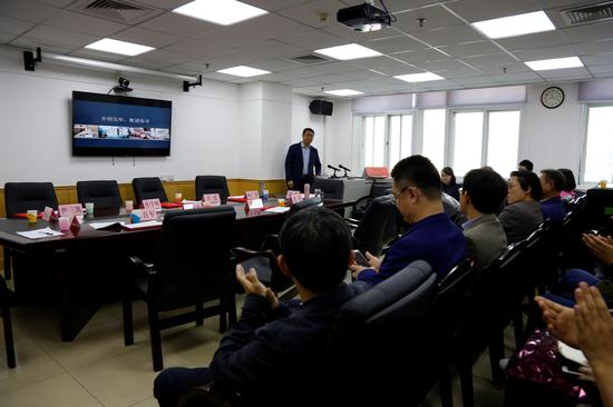 写字派教育科技项目组负责人刘琳琳为与会人员介绍项目