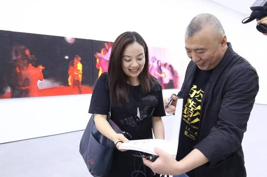 艺术家冯斌为观众签名