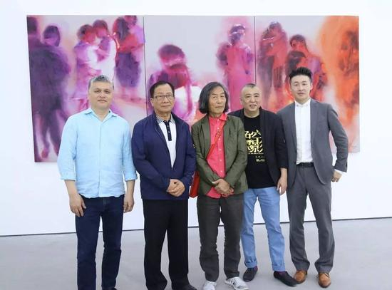 　　左起：著名收藏家任天进、台湾著名收藏家林明哲、著名艺术家王冬龄、艺术家冯斌、e当代美术馆执行馆长Kenna