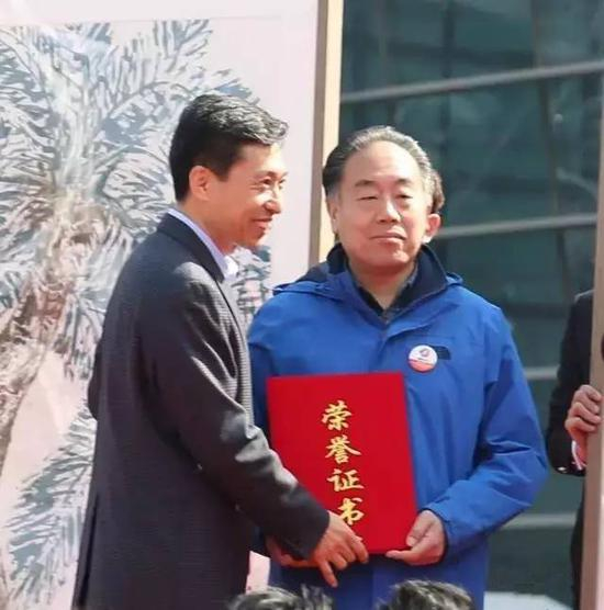 为青岛画院院长曾宪国颁发证书