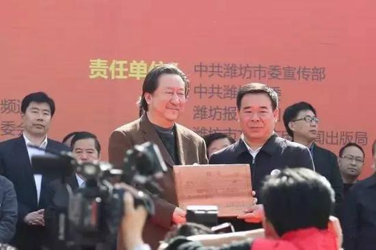 为中国国家画院院长 杨晓阳 颁发聘书