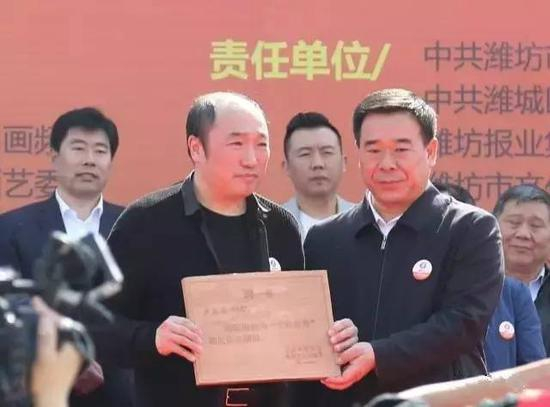为中国国家画院常务副院长 卢禹舜 颁发聘书