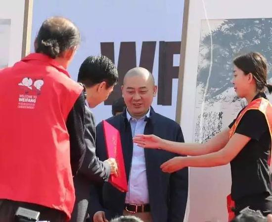为山东省美协常务副主席兼秘书长 张宜 颁发证书