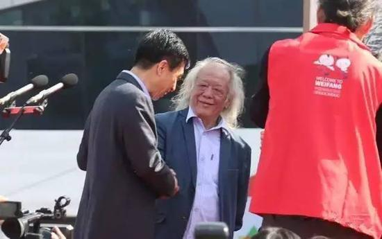 为美国东西方艺术学会会长 李冰奇 颁发证书