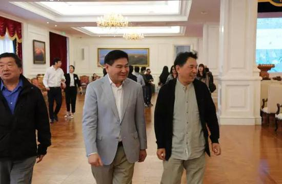 倪召兴先生与嘉宾参观展览。