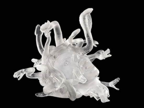 不同材质的美杜莎的头。“难以置信的遗迹珍宝”展览现场。供图：达明·赫斯特与科学有限公司