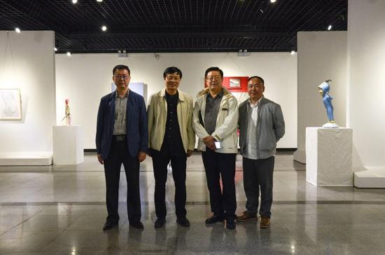 主办方合影（左起：时代艺龙文化股份有限公司投资总监龙磊、“青年艺术+”项目组委会主席朱英杰、 时代艺龙文化股份有限公司董事长王杰、策展人姬忠鹏）