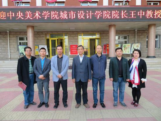 　　讲座结束后，中央美院城市设计学院院长王中教授（左三）与三江美院副院长金红炜教授（左四）、北京教学实习基地朱军亮副主任（左二）、招生就业办杨国田主任（左一）及校企合作单位北京石上清泉文化艺术有限公司总经理王永伟（右三），北京岳汇品牌设计有限公司总经理王立波（右二）、运营总监李丹等合影（右一）。