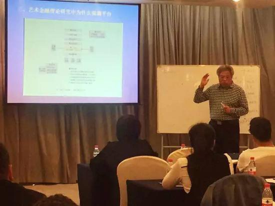 　　中国艺术产业研究院副院长、教授、博士生导师、“艺术金融博士课程班”首席导师西沐老师，主讲“中国艺术金融的基本理论及现状与前沿进展”课程