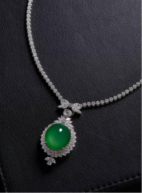 天然满绿翡翠蛋面配钻石吊坠项链 JADEITE AND DIAMOND PENDANT NECKLACE 翡翠尺寸约24×21.5×8mm