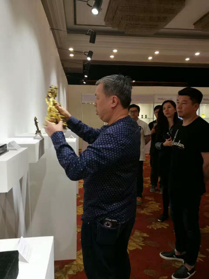知名藏家刘益谦先生到访华艺国际上海精品巡展现场