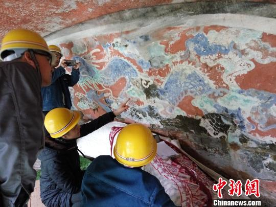 图为文物修复工作人员正在对大足石刻卧佛进行前期治水工程和三维测绘。　大足石刻研究院　摄