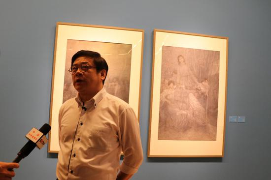 中国美术家协驻会副主席、秘书长徐里在崔进展览现场接受采访