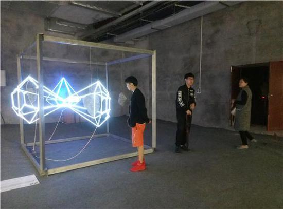 观众在周文斗作品《点石》前