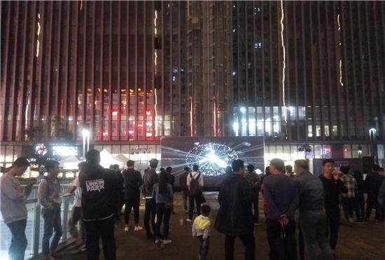 　　首届重庆熙街公共艺术节“多维之境”第二单元展“空白脚本”展览，钱泓霖+白小墨的跨媒体表演现场