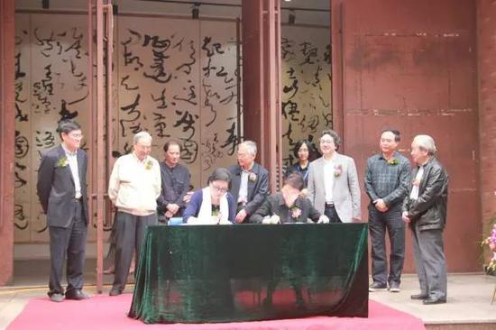 档案馆馆长马景娣与马亚桢签署作品捐赠协议书