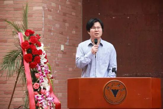 浙江大学人文学院副院长黄厚明主持开幕式