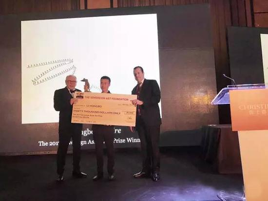 　　Sovereign Art Foundation 主席 Howard Bilton 和評委之一策展人 David Elliott 向李洪波颁发 2017 Sovereign 杰出亚洲艺术大奖