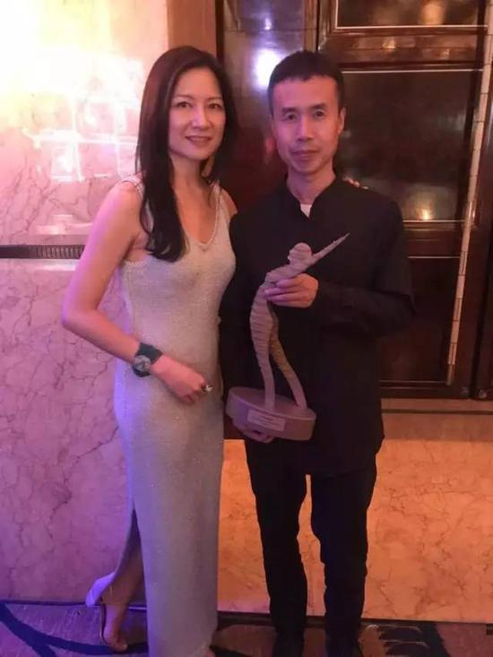 　香港画廊协会联合主席李安姿与艺术家李洪波合照