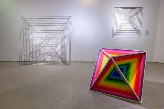 王成普 《V2于空间》 不锈钢、木 造型学院雕塑系，指导教师：隋建国、吕品昌、张伟、于凡、展望、王少军 “在等腰三角形中三边比例为1：1：V2，一个边长为单位1的正方形中对角线即为V2。如果在对角线不变的情况下将二维转向三维空间，那么随着二维空间面积的不断压缩而成了不断变化商城的三维空间。”