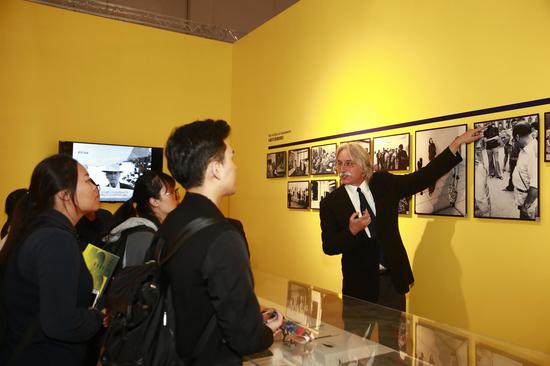 本次展览德方策展人克劳斯·西本哈尔（Klaus Max Siebenhaar）教授为观众做现场导览