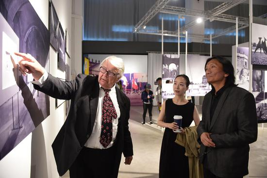 　　嘉宾观摩展览作品，右起：中央美术学院副院长、教授、博士生导师苏新平，中央美术学院教师、本次展览中方助理策展人王文婷，阿尔诺德·博德前助理、卡塞尔美术学院前教授，海茵里希·格罗格斯朵夫（Heinrich Wilhelm Georgsdorf）