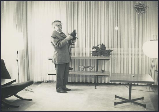 阿尔诺德·博德在他的客厅，1947，由文献展资料馆提供