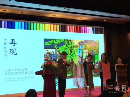 陈景林以植物染工艺制作的各色围巾