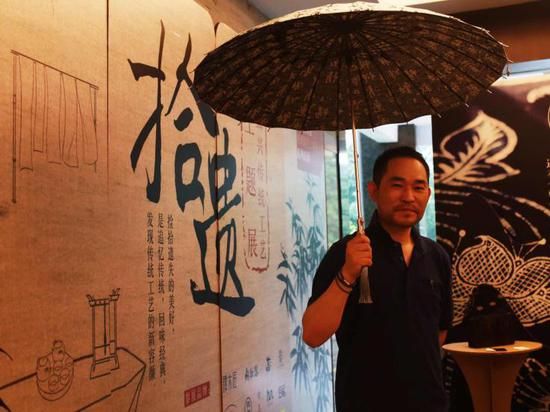 贾勇在盛会现场即兴撑开了一朵“紫丁香”，赢得一片喝彩与欣赏。