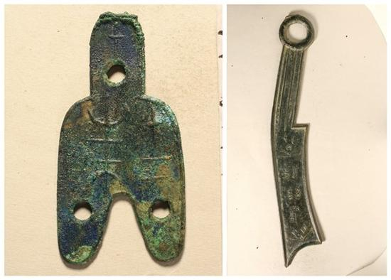 左：三孔布。右：“齐返邦长大刀”（俗称“六字刀”）。