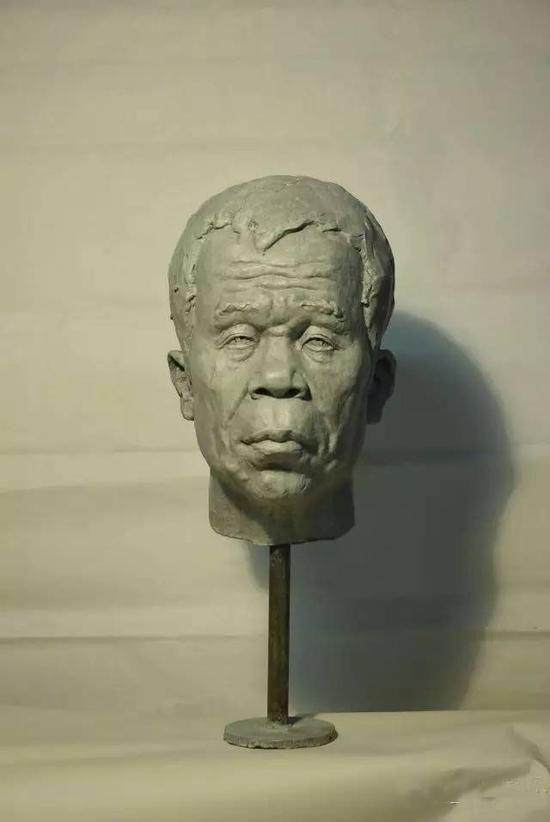 艺术家陈战雕塑作品《父亲》