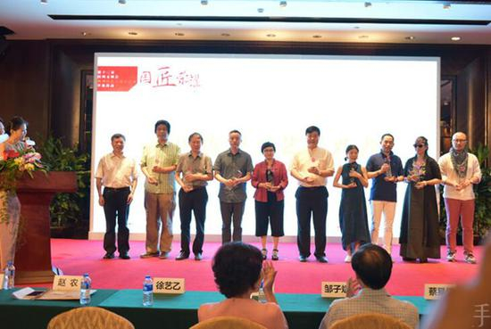 金文云锦入围“中国传统工艺振兴百强榜”，左二为金文