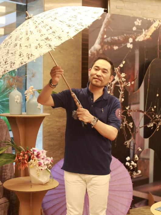 　　“紫丁香”被选为这次盛会的嘉宾赞助礼品，贾勇专门选了兰亭序艺术伞，就连包装也都是专门定制，连皮质的绑带都反复测试多次，这就是贾勇和他的团队对品质的追求。