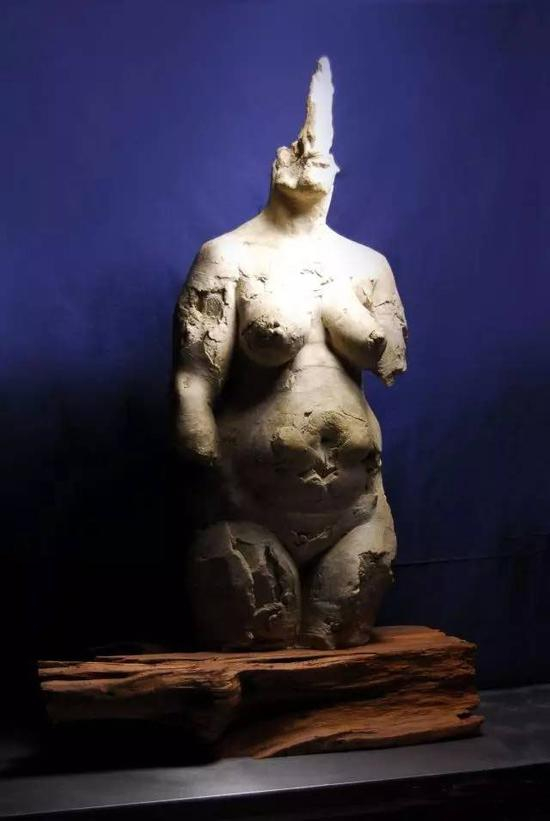 艺术家尹河洙雕塑作品《地球·现状·二》