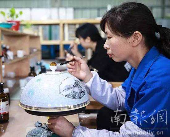 丝路国宴”餐瓷图案取材《富春山居图》