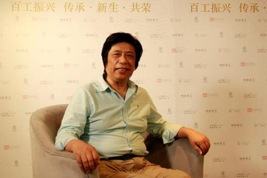 中国工艺美术大师、（云锦）非物质文化遗产国家级传承人金文，接受手艺网记者采访。