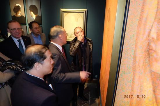 　　画家徐晨阳与中国驻丹麦刘碧伟大使 刘东文化参赞 嘉士伯基金会主席弗莱明 贝森巴赫教授讨论作品