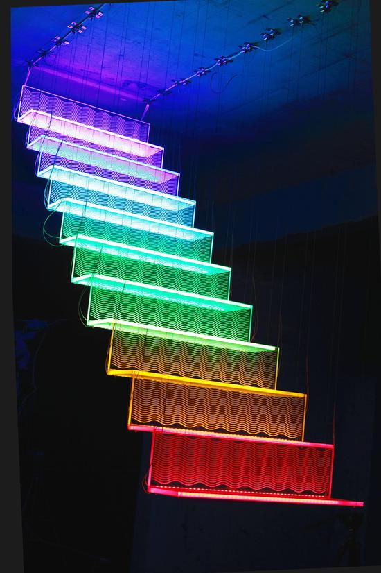 阚旻《彩虹梯》亚克力，灯光，182x220x80cm2016
