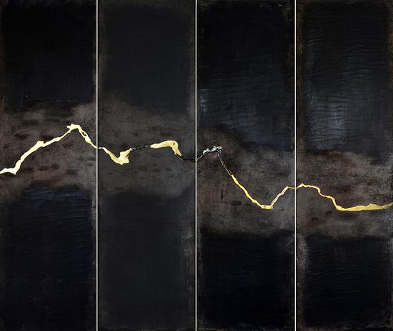 《源·流 - 黑》，256 x 218cm，材料：大漆、金属箔、麻布，2013年