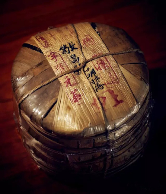 Lot.3520 &nbsp;民国初期 小票敬昌号圆茶 &nbsp; 重量：2338g 数量：1筒 成交价：RMB&nbsp;4，427，500 