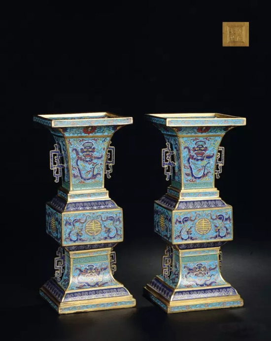　　Lot.1155 &nbsp;&nbsp;清乾隆 铜胎掐丝珐琅双龙捧寿夔耳方觚 （一对） 底刻双方框‘乾隆年制’楷书款 H：31.5cm 成交价：RMB 5，635，000 