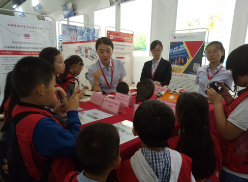 华商小记者至陕藏所展位参观“世界上最早的茶叶”、学习瓦当文化