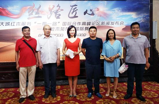 　　乾木苑第六代传人戴鐵仲先生、中电视台主持人经蓓女士、中央数字电视收藏天下频道制片人、主持人崔狄女士等嘉宾 (1)