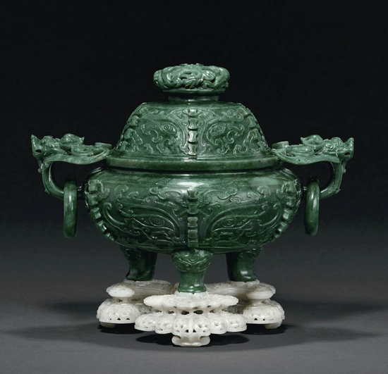 Lot 917 清乾隆&nbsp;碧玉雕兽面纹出脊盖炉 20.2×17cm。 Wide×High&nbsp;（带座） 