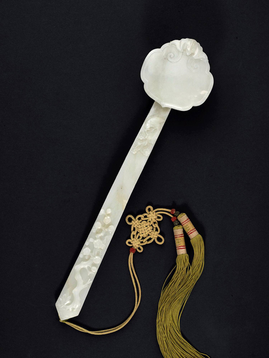 Lot 921 清乾隆&nbsp;玉雕喜鹊登梅图如意 34.1cm。 Long 