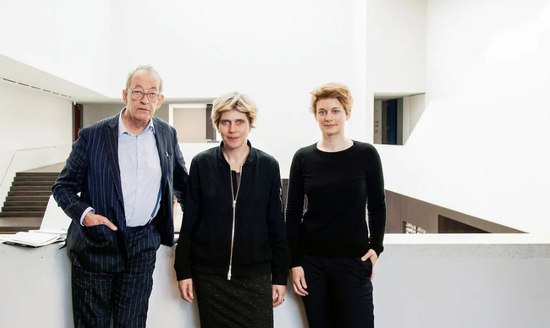 Kasper König、Britta Peters（中）以及Marianne Wagner