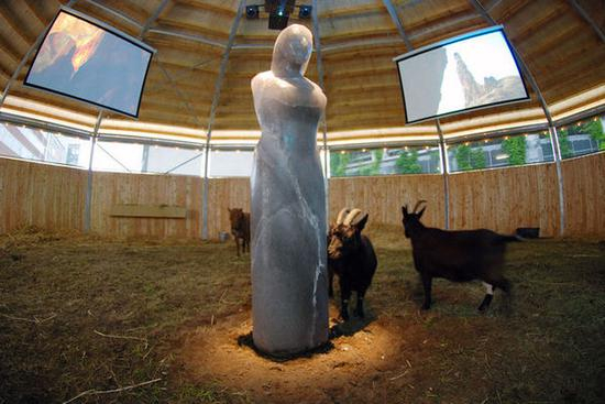 麦克·凯利（Mike Kelley）的作品《爱畜动物园》（Petting Zoo, 2007）