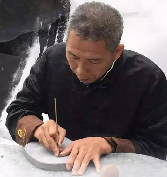 　　国家级制砚大师莫伟坤 中国文房四宝制砚艺术大师 广东省工艺美术大师 高级工艺美术师 中国砚都十大制砚名师 中国收藏家喜爱的砚雕艺术大师 中国端砚鉴定专家